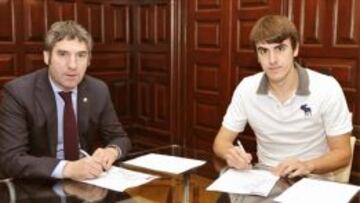 Jon Aurtenetxe firma su nuevo contrato en presencia del presidente Josu Urrutia.