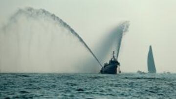 Un nav&iacute;o saluda con chorros de agua la salida de los barcos participantes en la tercera etapa de la Volvo Ocean Race, entre Abu Dhabi y Sanya (China).