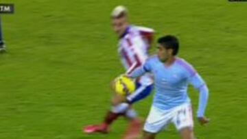 Augusto se lleva la pelota con el brazo de manera clara.