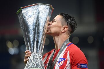 Fernando Torres besa la Copa de la Europa League ganada por el Atlético de Madrid en 2018.
 