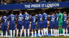 Los jugadores del Chelsea aplauden antes del inicio del partido ante el Brentford.