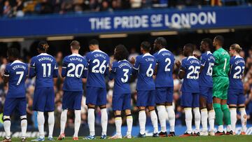 Los jugadores del Chelsea aplauden antes del inicio del partido ante el Brentford.