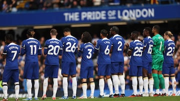Los jugadores del Chelsea aplauden antes del inicio del partido ante el Brentford.
