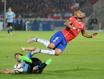 La fuerte caída de Arturo Vidal mientras comenzaba el ataque de la Roja.