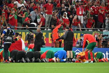 Los jugadores de Marruecos agradecen así el apoyo recibido por sus seguidores. 