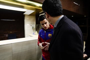 En el Hospital de Barcelona para hacerse la revisión médica. La revisión confirmó su lesión y no podrá debutar hasta dentro de tres semanas.
