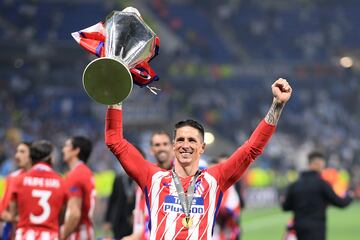 La salida de Mandzukic dejó el '9' disponible para Fernando Torres, que ya lo había lucido durante las seis temporadas antes de su salida al Liverpool. El Niño recogió su dorsal (los seis meses anteriores había jugado con el '19') y lo portó durante tres temporadas más, el único con tanta continuidad durante la era Simeone. Pese a ser veterano, Torres dejó grandes momentos de fútbol y fue importante para alcanzar la final de la Champions en la temporada 2015-16, anotando 12 tantos en total pese a estar una vuelta entera sin ver puerta. Se reencontró con el gol ante el Eibar, su tanto 100 de rojiblanco y desde entonces encontró la finura para ser titularísimo arriba. Las dos campañas siguientes haría 10 goles en cada una, con un buen rendimiento antes de salir a Japón para colgar las botas tras haber levantado la Europa League, su primer trofeo con el club de sus amores.