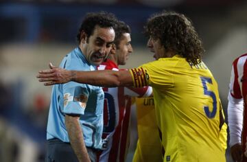 El jugador del Barcelona habla con el ¨¢rbitro del encuentro Iturralde Gonz¨¢lez.