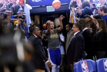 Ya es una tradición en Oakland: Stephen Curry termina el calentamiento prepartido con un tiro desde la boca de entrada a vestuarios.