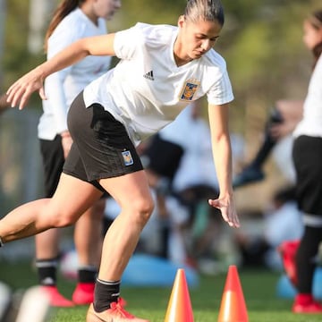 La defensa de brasileña de 26 años de edad se ha presentado a los entrenamientos de las subcampeonas de la Liga MX Femenil durante lo que va del año.