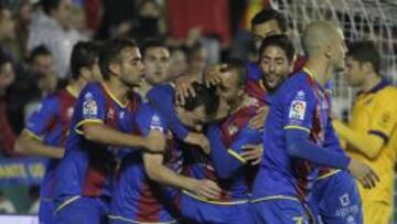 <b>EUFORIA GRANOTA. </b>Los jugadores del Levante celebran todos juntos el cuarto tanto de Rubén Suárez de libre directo.