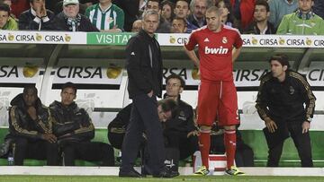 Jos&eacute; Mourinho tells Karim Benzema to warm up
