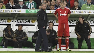 Jos&eacute; Mourinho tells Karim Benzema to warm up