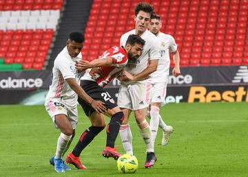 Mikel Balenziaga con Rodrygo y Álvaro Odriozola.