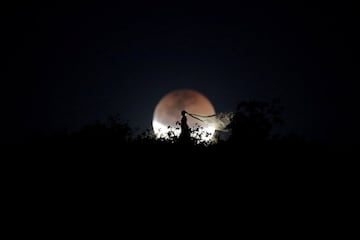 Imagen del eclipse lunar con luna de sangre 2018 desde Brasilia, la capital de Brasil.