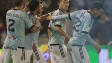 Los jugadores del Celta felicitan a Charles tras uno de sus goles.