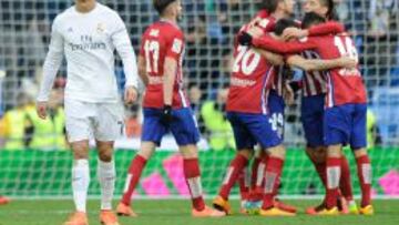 Cristiano, con cara de circunstancias, mientras los rojiblancos celebran el gol de Griezmann.
