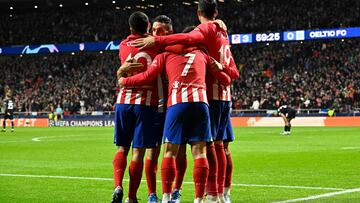 Atletico Madrid's players celebrate their third goal scored by French forward #07 Antoine Griezmann during the UEFA Champions League group E football match between Club Atletico de Madrid and Celtic at the Metropolitano stadium in Madrid on November 7, 2023. (Photo by JAVIER SORIANO / AFP)