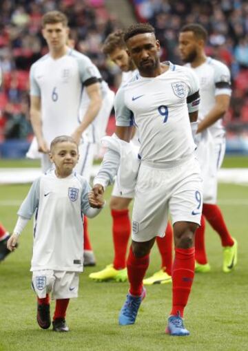 England's Jermain Defoe with mascot Bradley Lowery before the match.