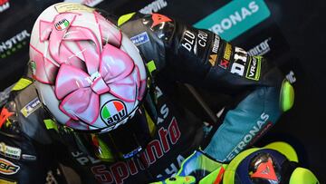 Rossi y su casco nuevo para Misano 1.