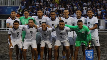 AMDEP7134. SAN SALVADOR (EL SALVADOR), 07/07/2023.- Jugadores de El Salvador posan hoy, en la final de fútbol playa ante Colombia en los Juegos Centroamericanos y del Caribe en San Salvador (El Salvador). EFE/ Miguel Lemus
