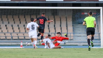 Uzuni anota el gol del Granada.