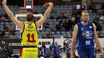 GRAF6535. SAN SEBASTI&Aacute;N, 09/12/2017.- El alero esloveno del Morabanc Andorra Jaka Blazic (i) celebra la victoria de su equipo ante el ala pivot brit&aacute;nico del Delteco GBC Daniel Clark, durante el encuentro de liga ACB que han disputado hoy en el San Sebasti&aacute;n Arena 2016. EFE/Javier Etxezarreta