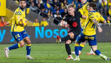 Olmo, en el momento de marcar con la izquierda en Las Palmas.