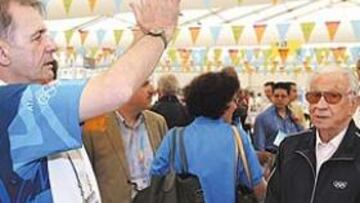 Rogge pide respeto. Jacques Rogge, presidente del COI, subrayó ayer, ante los líderes deportivos de todo el mundo la necesidad de respetar y hacer respetar de forma estricta las normas éticas en el desempeño de sus funciones. Sancionaremos a los atletas y a los dirigentes que no lo hagan , dijo durante el discurso de inauguración de la 116 sesión del COI. El máximo dirigente del olimpismo, en la foto junto a Juan Antonio Samaranch, también señaló que el creciente número de positivos es un signo alentador que significa que la lucha contra el dopaje está ganando terreno.