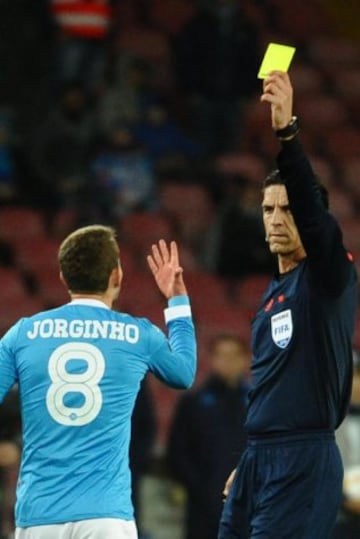 El árbitro Deniz Aytekin amonesta a Jorginho, del Nápoles, durante un partido por la Liga Europa entre el Nápoles y el Villarreal