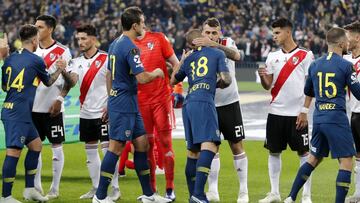 Saludo entre jugadores de Boca Juniors y River Plate en la final de la Copa Libertadores disputada en el Bern&aacute;beu.
 