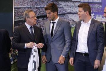 Florentino Pérez charla con Lucas Silva.