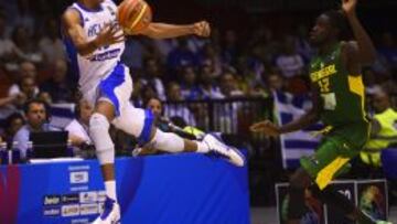 Giannis Antetokounmpo trata de salvar el bal&oacute;n ante Senegal durante la pasada Copa del Mundo en Espa&ntilde;a.