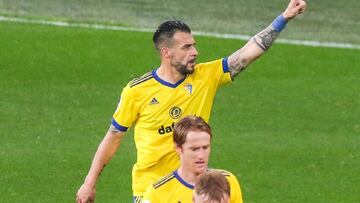 Negredo da aire al Cádiz con su séptimo tanto