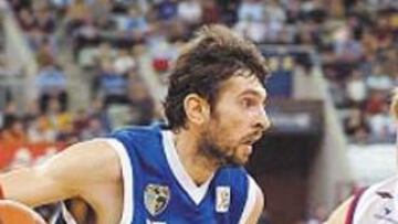 FUSILEROS. Loncar trata de desbordar a Macijauskas.