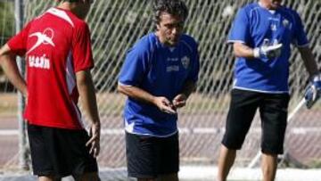 ENTRENAMIENTO. Lillo da instrucciones a sus jugadores