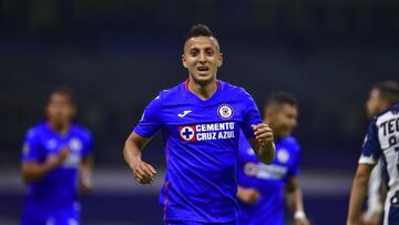 Roberto Alvarado durante un partido de Cruz Azul