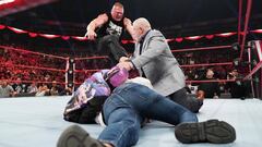 Borck Lesnar ataca a Rey Mysterio y a su hijo Dominic en Raw.