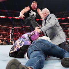 Lesnar evita que Rey Mysterio compita por el título Universal