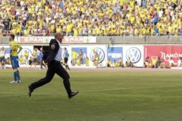 El entrenador del Córdoba, Albert Ferrer, y sus jugadores celebran el ascenso a Primera División al término del partido de la Liga Adelante ante la UD Las Palmas, disputado esta tarde en el estadio de Gran Canaria.