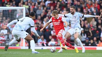 London (United Kingdom), 09/10/2022.- Arsenal's Martin Odegaard (C) in action against Liverpool's Jordan Henderson (R) and Virgil van Dijk (L) during the English Premier League soccer match between Arsenal FC and Liverpool FC in London, Britain, 09 October 2022. (Jordania, Reino Unido, Londres) EFE/EPA/ANDY RAIN EDITORIAL USE ONLY. No use with unauthorized audio, video, data, fixture lists, club/league logos or 'live' services. Online in-match use limited to 120 images, no video emulation. No use in betting, games or single club/league/player publications