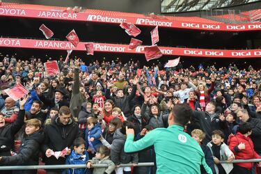 Gorka Guruzeta repartiendo regalos a la afición. 