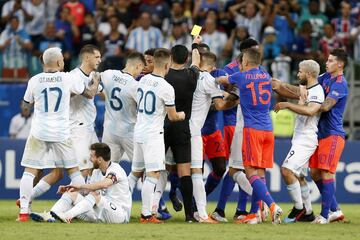 El árbitro Roberto Tobar mostró la cartulina amarilla a  Juan Cuadrado en medio de una tangana tras una entrada del jugador cafetero a Leo Messi.