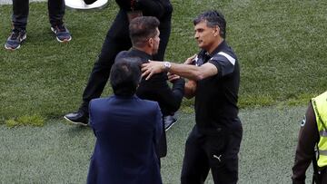 Saludo entre Simeone y Mendilibar antes de un Atl&eacute;tico-Eibar de 2017.