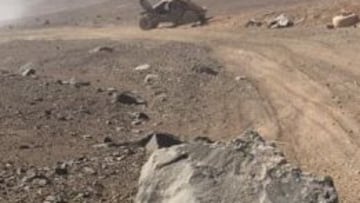 "Rodando en el polvo de un quad hemos encontrado esta piedra. Estamos bien, gracias a todos por vuestro apoyo y cariño", ha dicho Carlos Sainz en su Twitter.