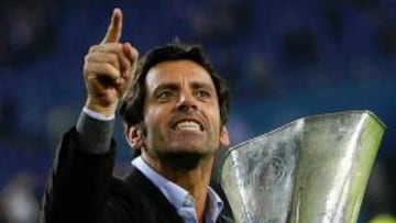 <b>LE DEDICÓ EL TÍTULO DE LA EUROPA LEAGUE A LA AFICIÓN ATLÉTICA .</b>La afición del Atlético apoya mayoritariamente la continuidad del técnico al frente del equipo rojiblanco. Y el cariño es mutuo, ya que el entrenador le dedicó a la hinchada del Manzanares el título de la Europa League y aún se recuerdan sus gestos emocionados en el Hamburgo Arena.
