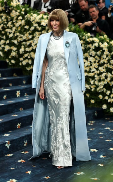 Anna Wintour, Directora de Contenidos de Cond Nast y Directora Editorial Global de Vogue con un vestido azul con capa de Louis Vuitton.