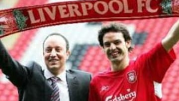 <b>ILUSIONADO.</b> Benítez no dudó en posar con Morientes en su presentación como nuevo jugador del Liverpool.