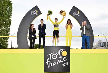 El ciclista danés de Jumbo-Visma Jonas Vingegaard celebra en el podio con el maillot amarillo de líder general después de ganar la etapa 21 y final de la 110 edición de la carrera ciclista del Tour de Francia.