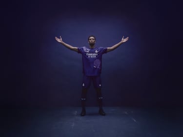 La nueva camiseta del club blanco, la cuarta para esta camapaña, ha sido presentada través de los diferentes perfiles de redes sociales del Real Madrid. Bellingham ha sido la cara principal para la presentación. El color de la elástica será el morado, uno de los colores característicos merengues.